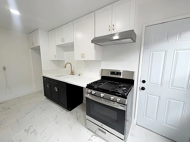 2416 Boone Ave — Photo 6
