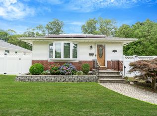 1063 Gridley St, Bay Shore, NY 11706