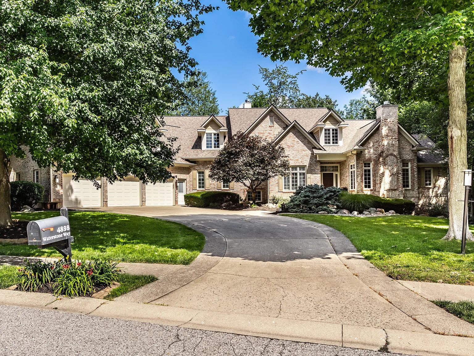 5 bed, 6.0 bath, 7452 sqft, $8,000 — Photo 2