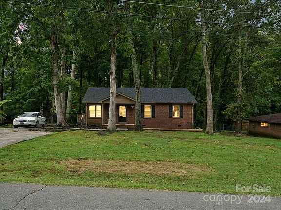 3rd image of 5321 Pinebrook Dr