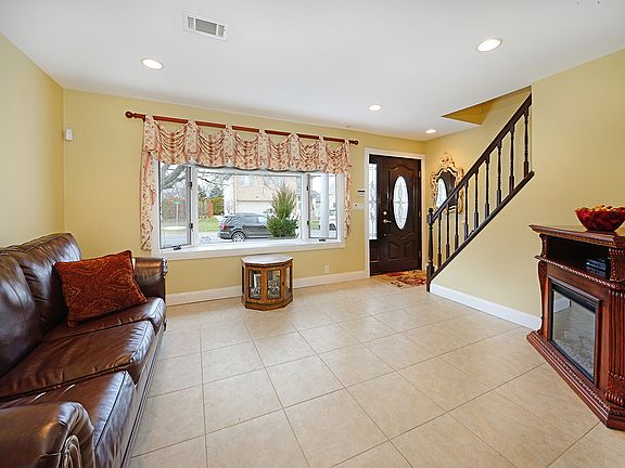 4th image of 15 Lincoln Pl