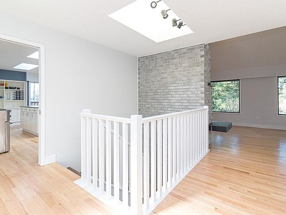 5th image of 2660 Macdonald Dr E