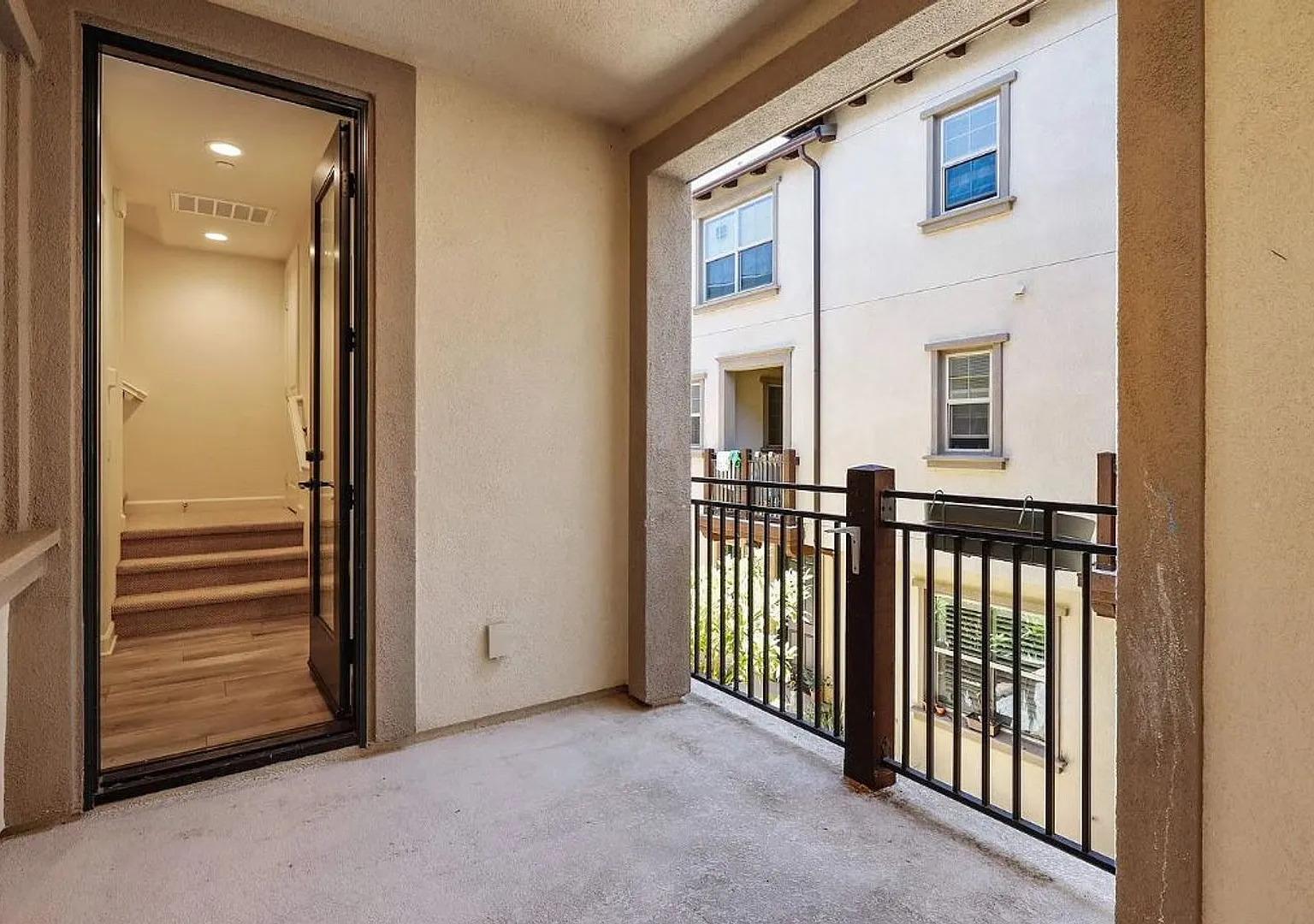 Modern 3-Bedroom Townhome With Solar in Gated Rancho Tesoro Community — Photo 2