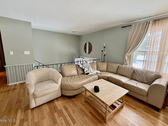 4th image of 187 Spring Road