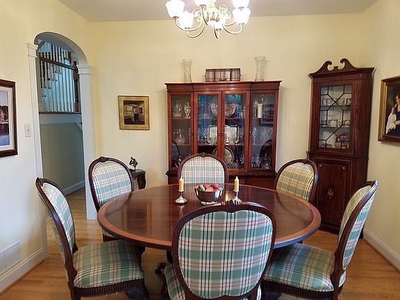 Dining Room : Arched open doorway entry with french doors connecting to the sunroom.