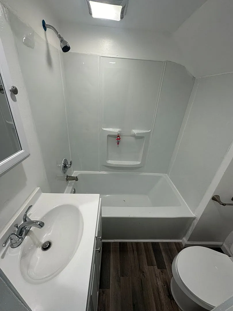 Newly Renovated 2 Bedroom, 1 Bath Fenced Backyard — Photo 4