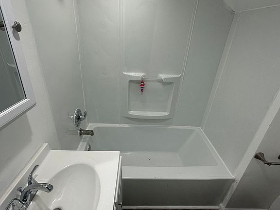 4th image of 526 Vine St