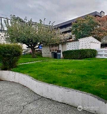 3rd image of 640 Bell Street