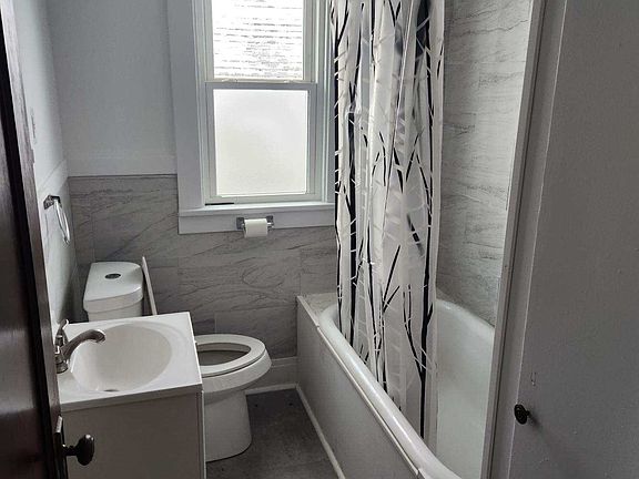 5th image of 326 Roslyn St Unit 2