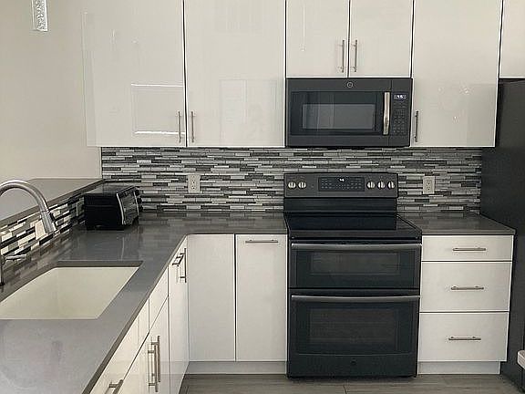 2nd image of 5545 Greyston St