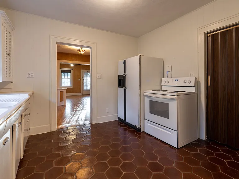 1554 S Campbell Ave — Photo 13