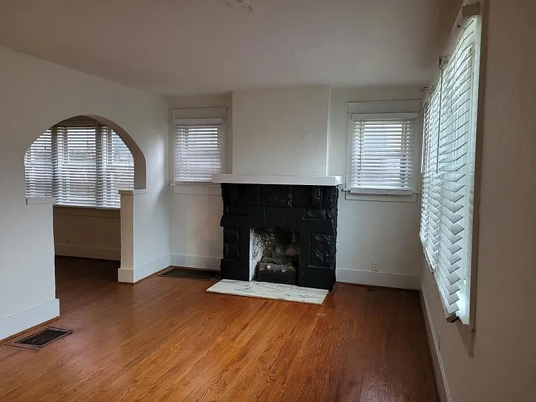 1004 Gillock St — Photo 2