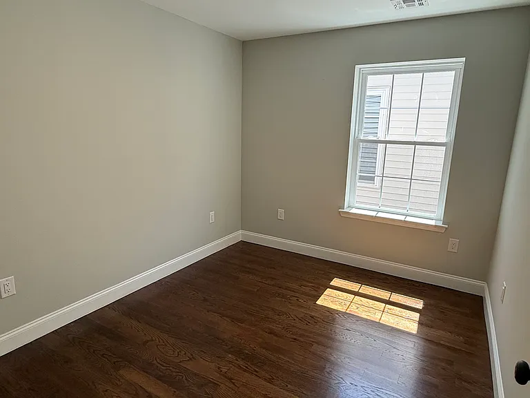 40 Shaw Ave #2 — Photo 5