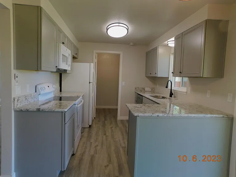 132 N Riverside Dr — Photo 11