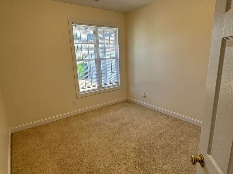 1052 Stonebridge Ln — Photo 12