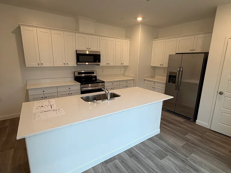 3323 N Sandrini Ave — Photo 5