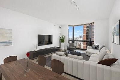 4th image of 1113 N Dearborn St #708
