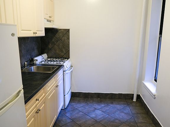3rd image of 246 Bradhurst Ave APT 36