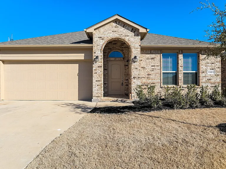 1121 Pierz Dr — Photo 1