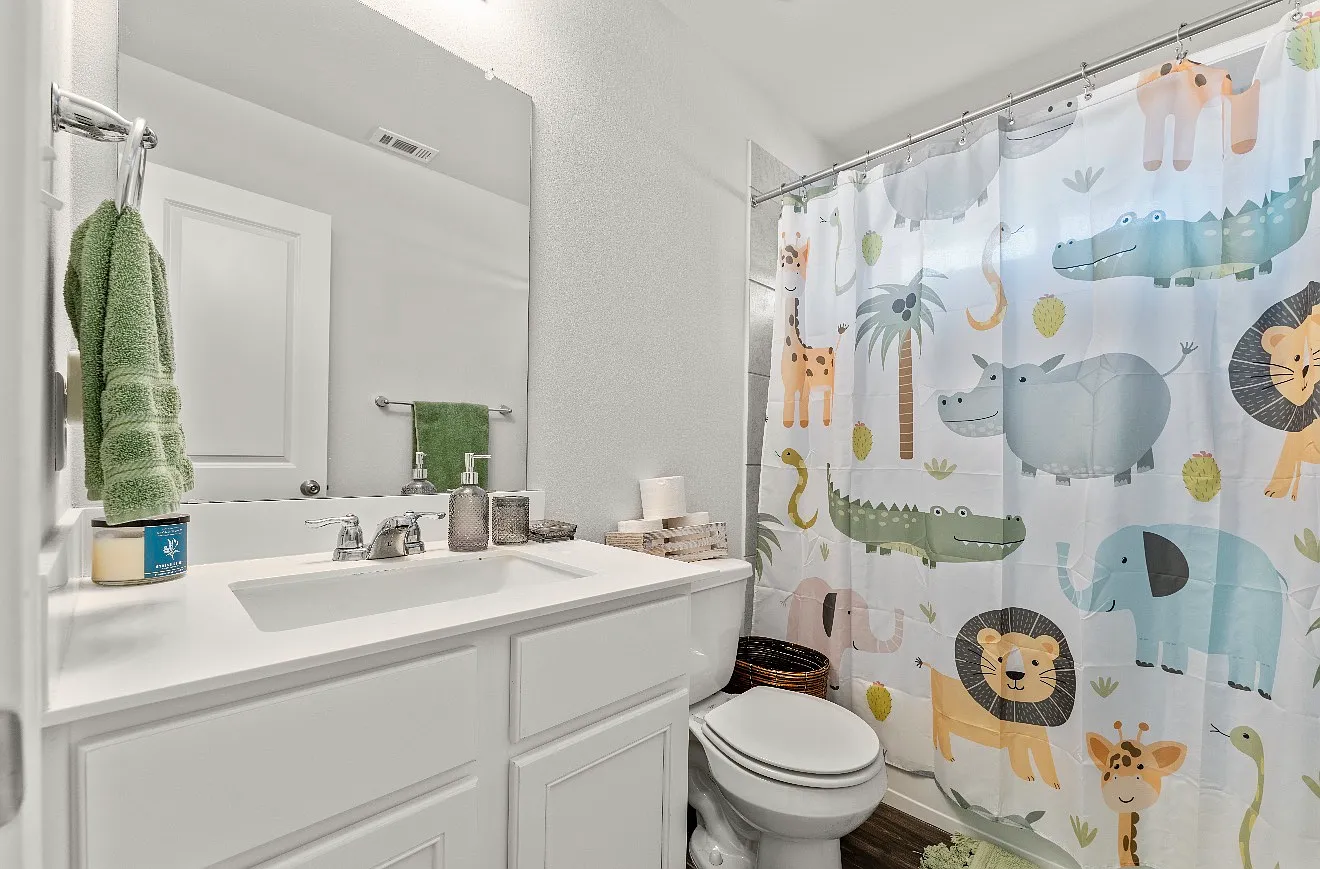 3 bed, 2.5 bath, 1372 sqft, $2,300 — Photo 3