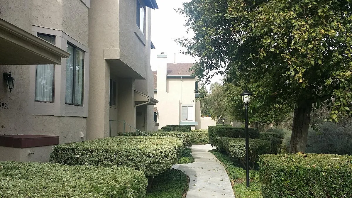 2 bed, 2.5 bath, 1341 sqft, $3,300 — Photo 3