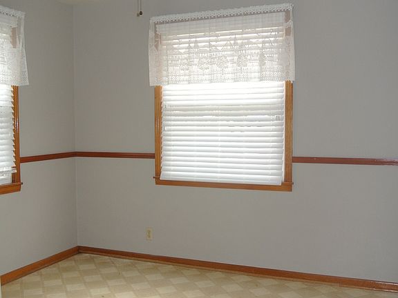 SPACIOUS DINING AREA