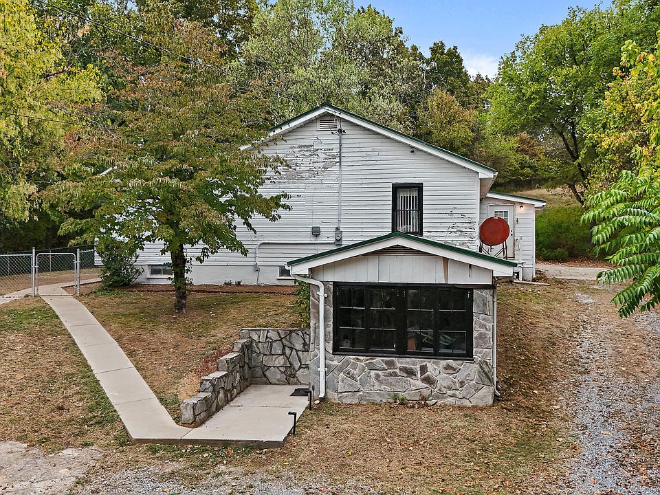 1st image of 130 Lyons Dr