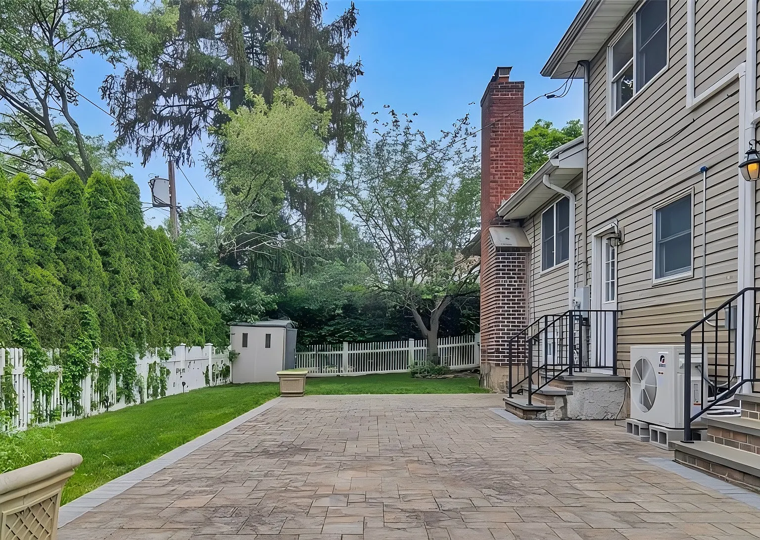 4 bed, 2.5 bath, 2300 sqft, $7,800 — Photo 2