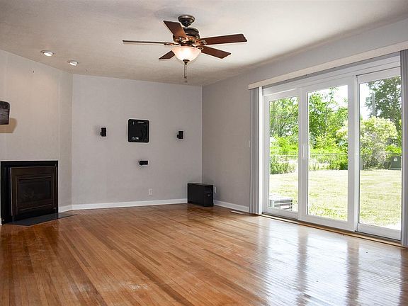 5th image of 3126 Hillcrest Dr