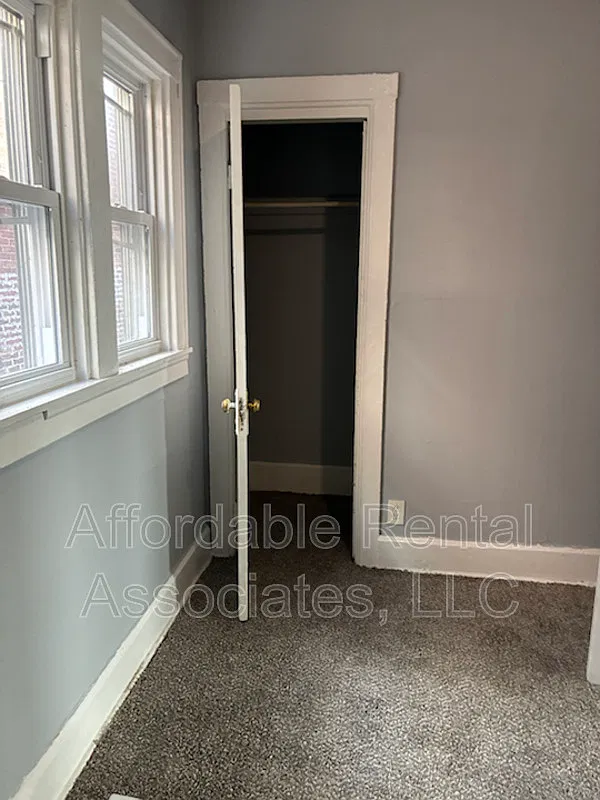 3 bed, 1.0 bath, $1,089 — Photo 1