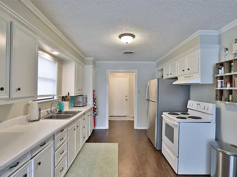 218 College Dr — Photo 6