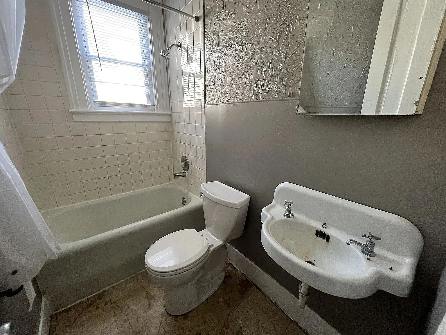 1 bed, 1.0 bath, $750 — Photo 2