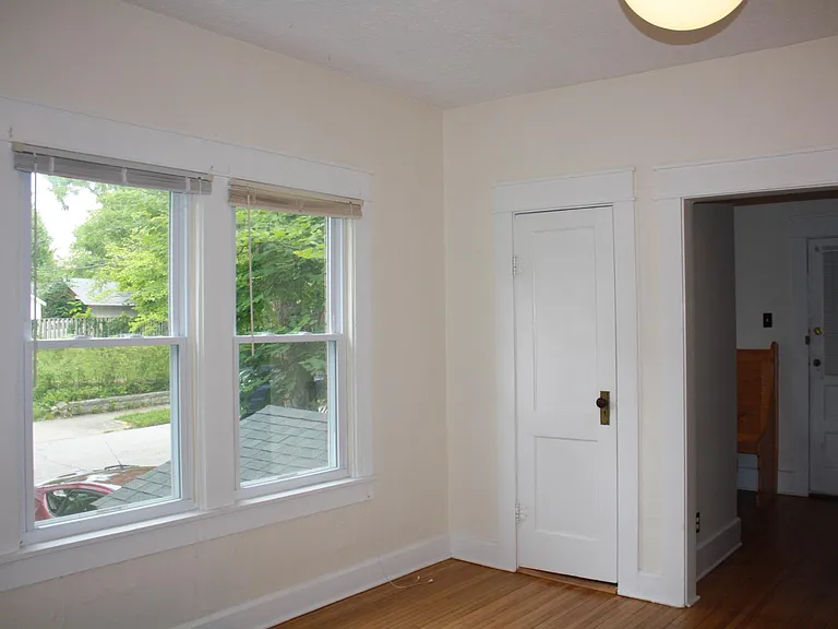 701 S Woodlawn Ave — Photo 6