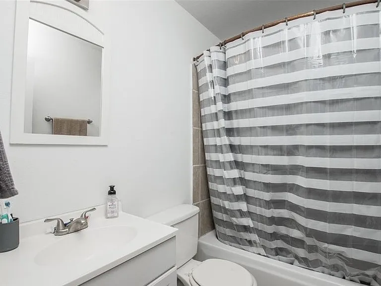 1410 Windsor Cir — Photo 10