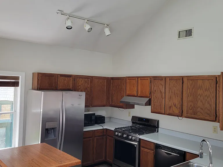 1008 W Franklin St — Photo 3