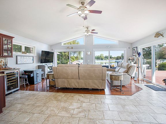 5th image of 686 Country Club Dr