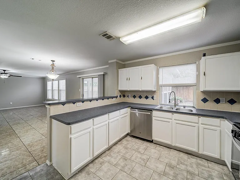812 Sussex Dr — Photo 8