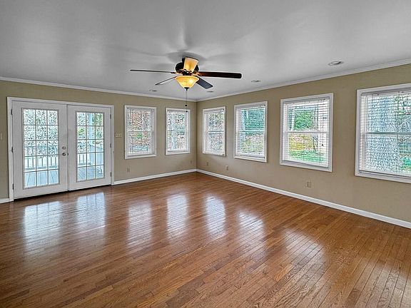 3rd image of 105 Tanglewood Dr