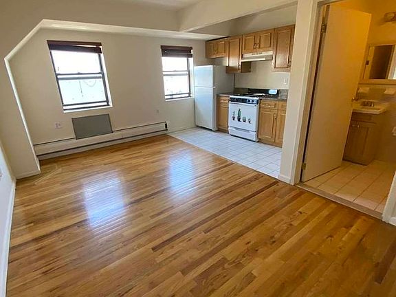 2nd image of 2825 31st St #4