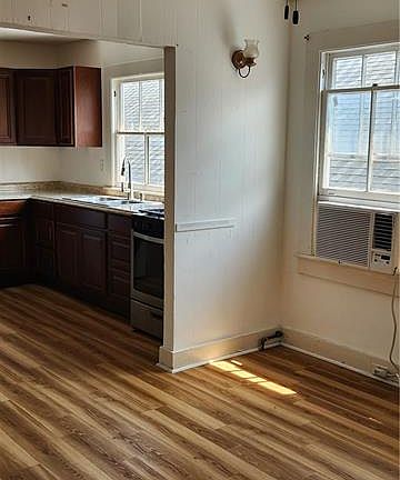 4th image of 1844 Burgundy St #1/2