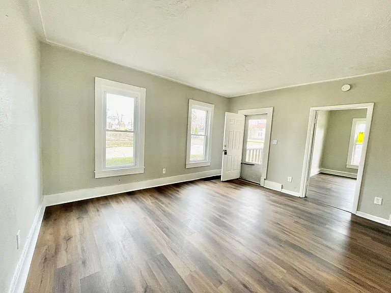 410 W 14th St — Photo 9