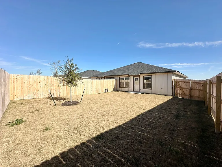 905 Cherry Laurel Ln — Photo 31