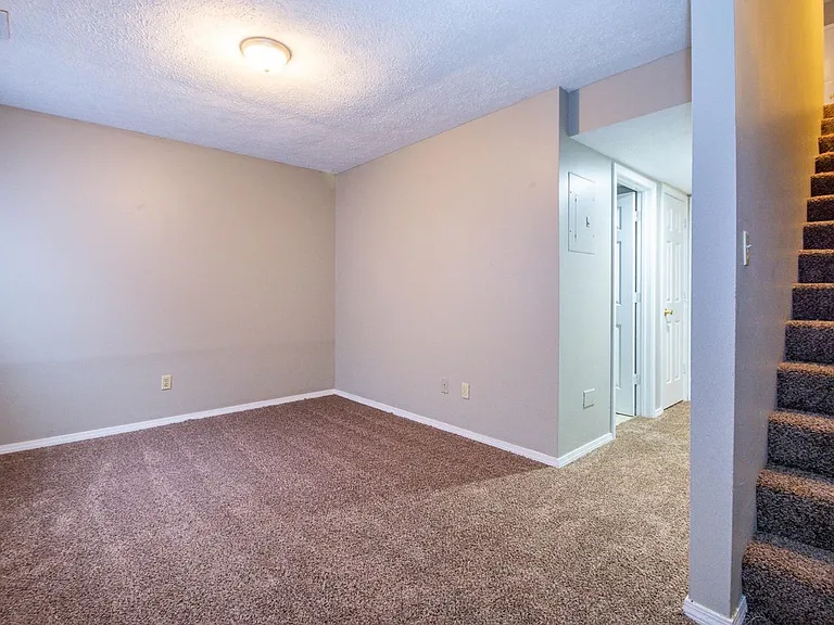Beautiful and Spacious Townhomes near IU Campus — Photo 10