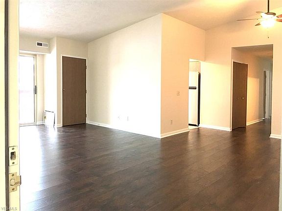 3rd image of 27087 Oakwood Cir APT 201Y