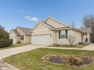 10015 N Glenstone Ct, Johnston, IA 50131