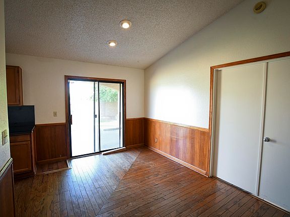 4th image of 8821 W Wilshire Dr