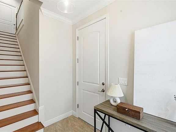 5th image of 412 REGENT LANE N