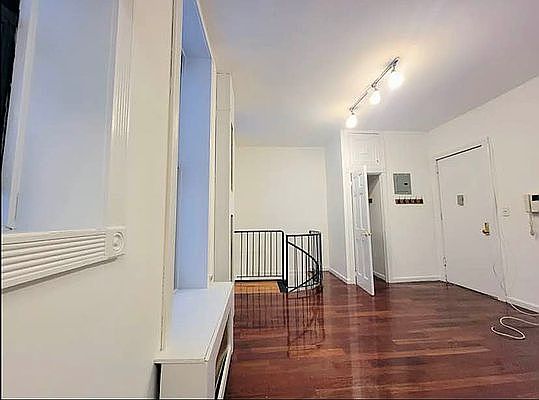 3rd image of 274 W 19th St #1R