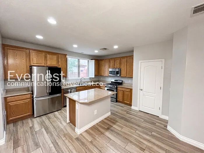 3 bed, 2.5 bath, 1632 sqft, $2,100 — Photo 4
