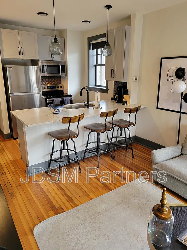 1 bed, 1.0 bath, 750 sqft, $1,595 — Photo 1